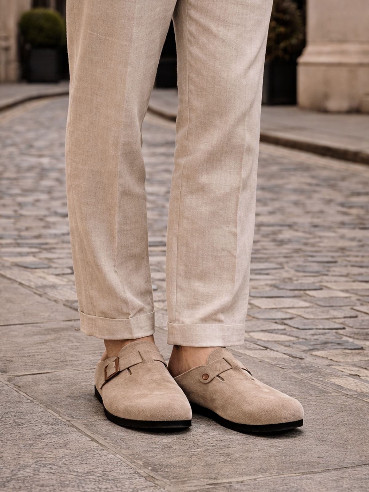 Wildleder Clogs mit Schnalle